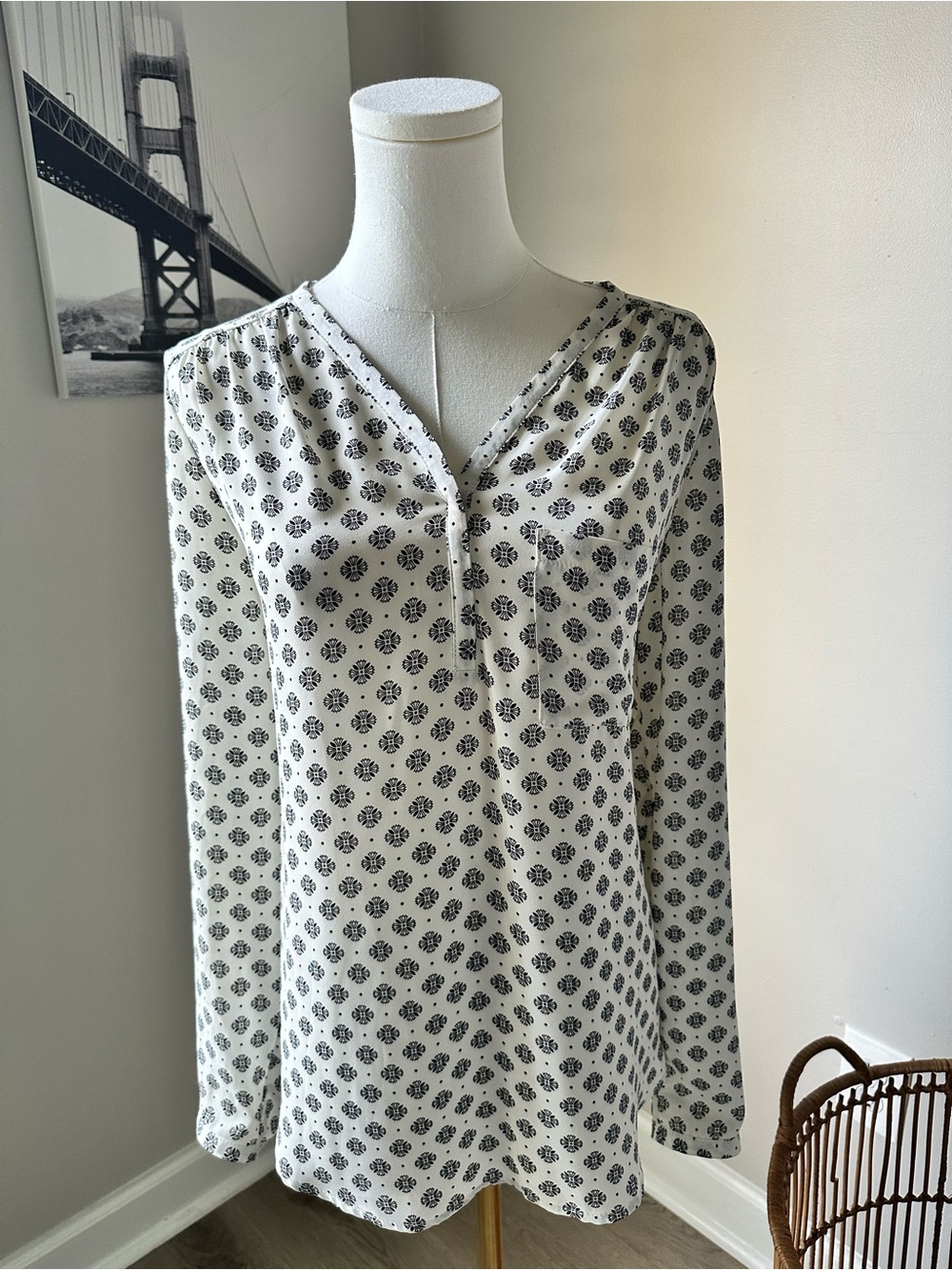 Pleione White V-Neck Long Sleeve Floral-Print Blouse